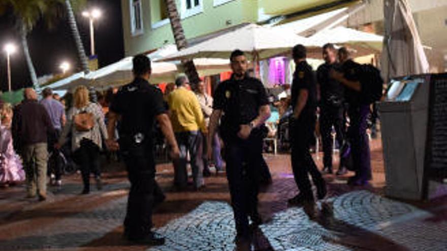 La Policía Nacional custodia el edificio donde vivía la joven agredida.