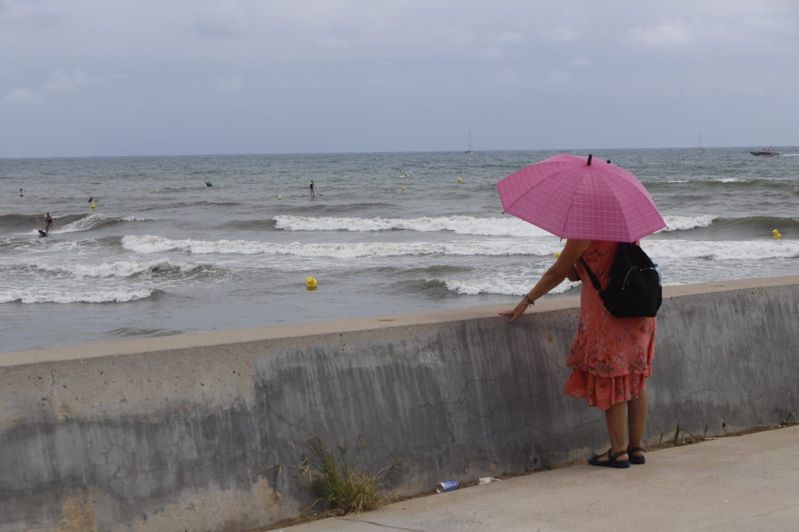 La lluvia no vacía las playas: así está hoy la playa de la Malva-rosa