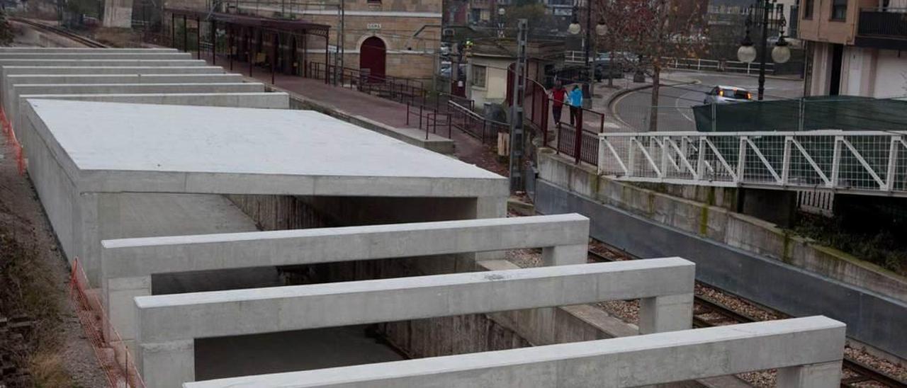 Obras en el falso túnel de la antigua Feve a su paso por Sama.