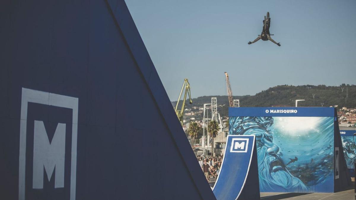 El ‘rider’ isleño deleita al público con un giro sin manos a gran altura en el evento celebrado en agosto en Vigo.  
