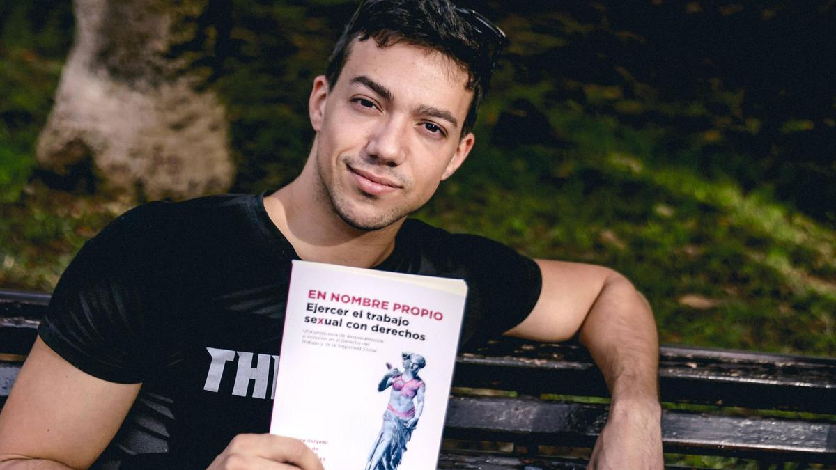 Miquel Bibiloni posa con un ejemplar de ‘En nombre propio. Ejercer el trabajo sexual con derechos’.