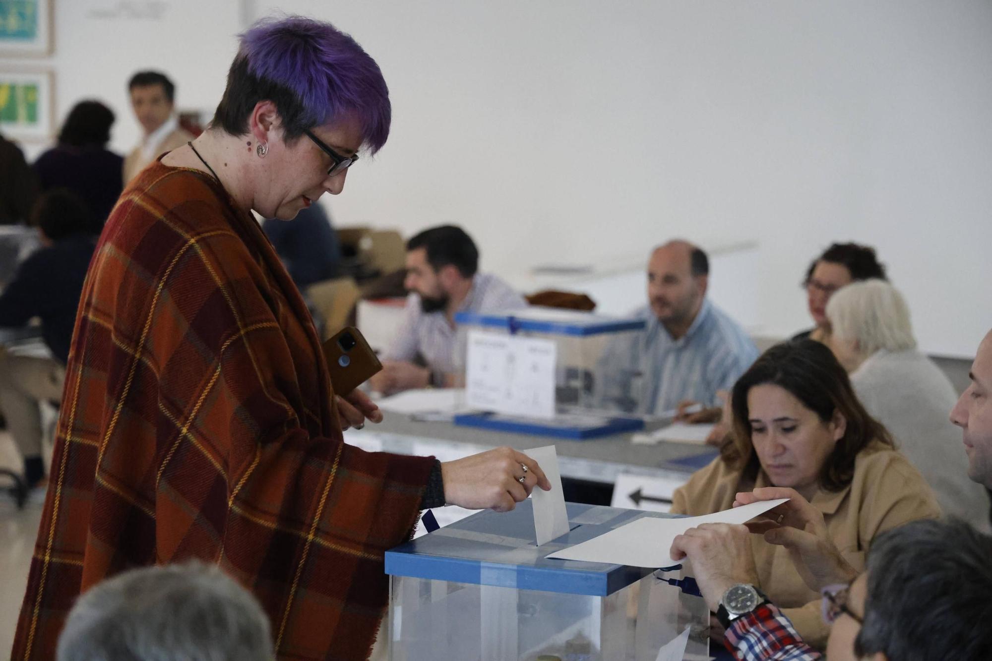 Las imágenes de los colegios electorales en Santiago