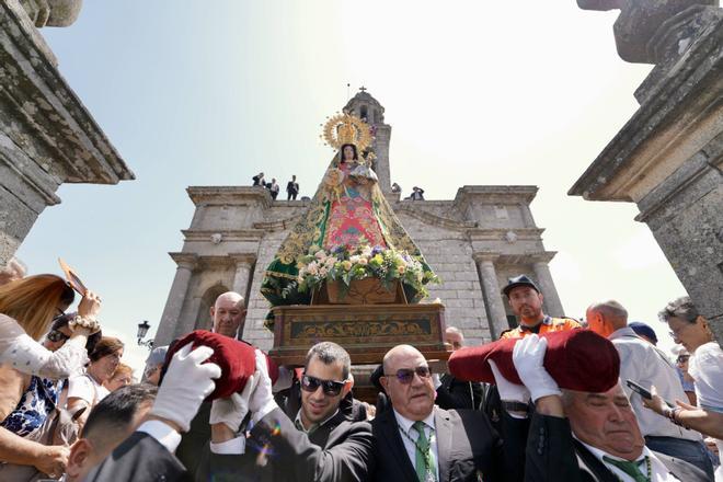 Sombreros, agua y devoción: la romería de O Corpiño 2026 desafía al calor en su día grande.