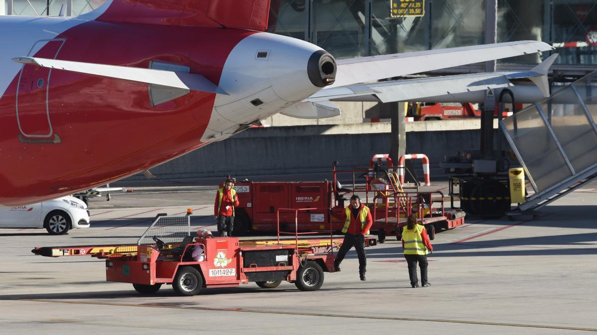 Trabajadores durante la huelga del handling de Iberia convocada por UGT y CCOO en el en el aeropuerto Adolfo Suárez Madrid-Barajas, a 7 de enero de 2024.