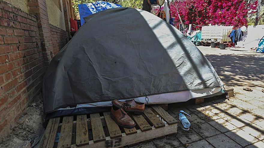 Detalle de uno de los iglús del campamento ilegal. | FRANCISCO CALABUIG