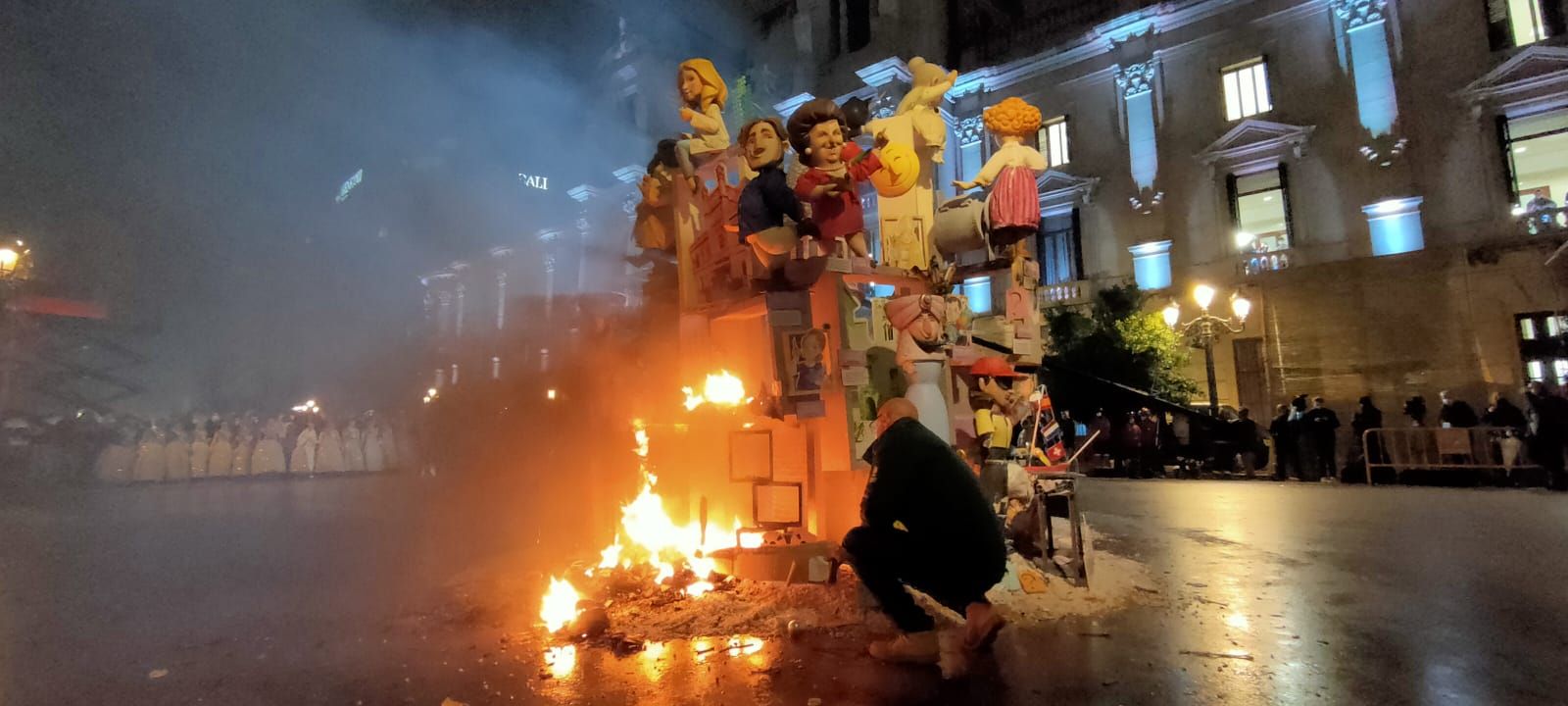 Así ha ardido la falla infantil municipal en  València