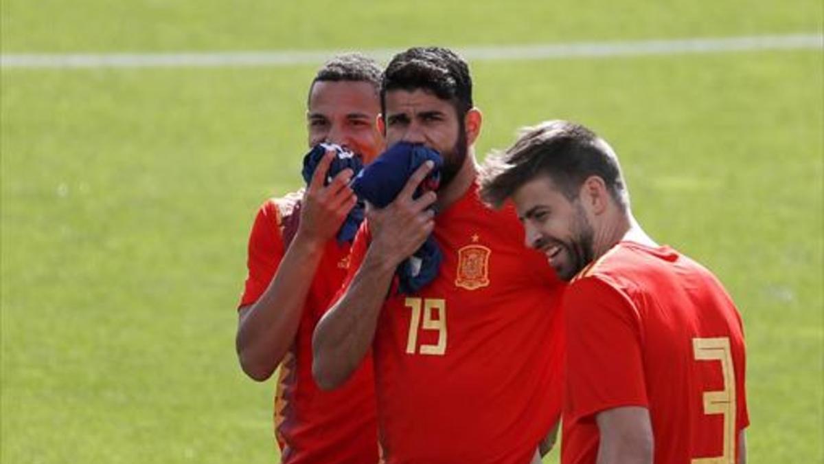 ENTRENO DE 'LA ROJA'. Moreno, Costa y Piqué, en Las Rozas.