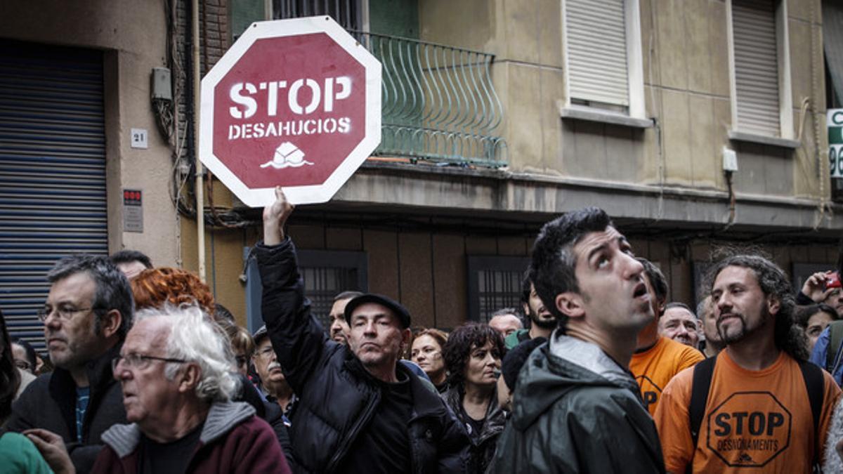 Protesta en contra de los desahucios, el lunes en Valencia.