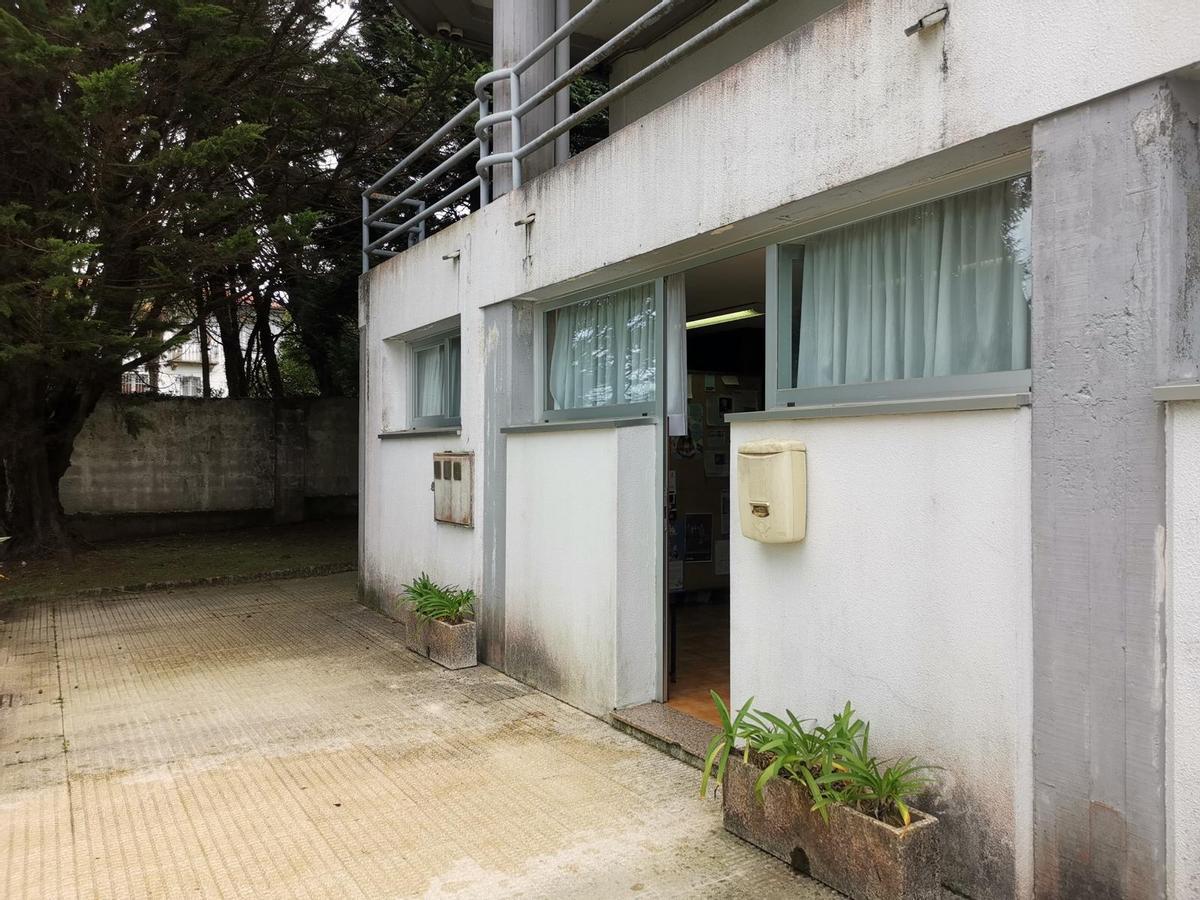 Exterior del aula de lectura de San Cidre, en un local cedido por Abanca.