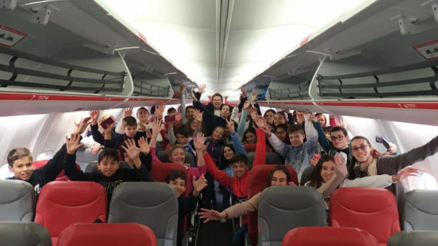 Los escolores, ayer, en el avión de Jet2 que los trasladó desde Londres hasta el aeropuerto César Manrique-Lanzarote.