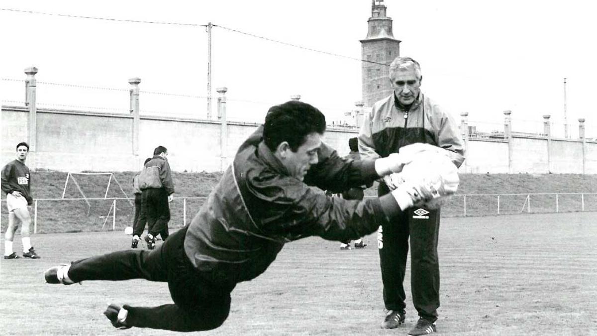 Arsenio entrena a Liaño a la sombra de la Torre de Hércules.