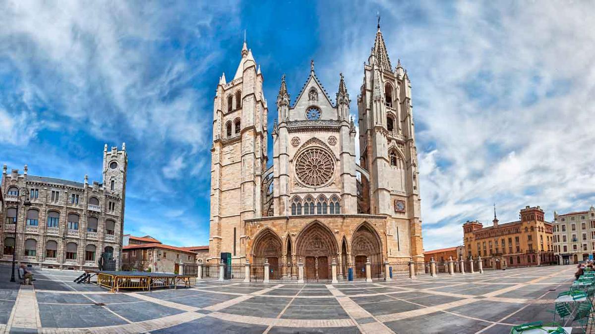 Panorama of Plaza de Regla y Catedral de León