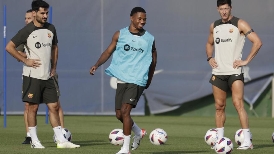 Ansu Fati, en el centro, en un entrenamiento con el Barcelona