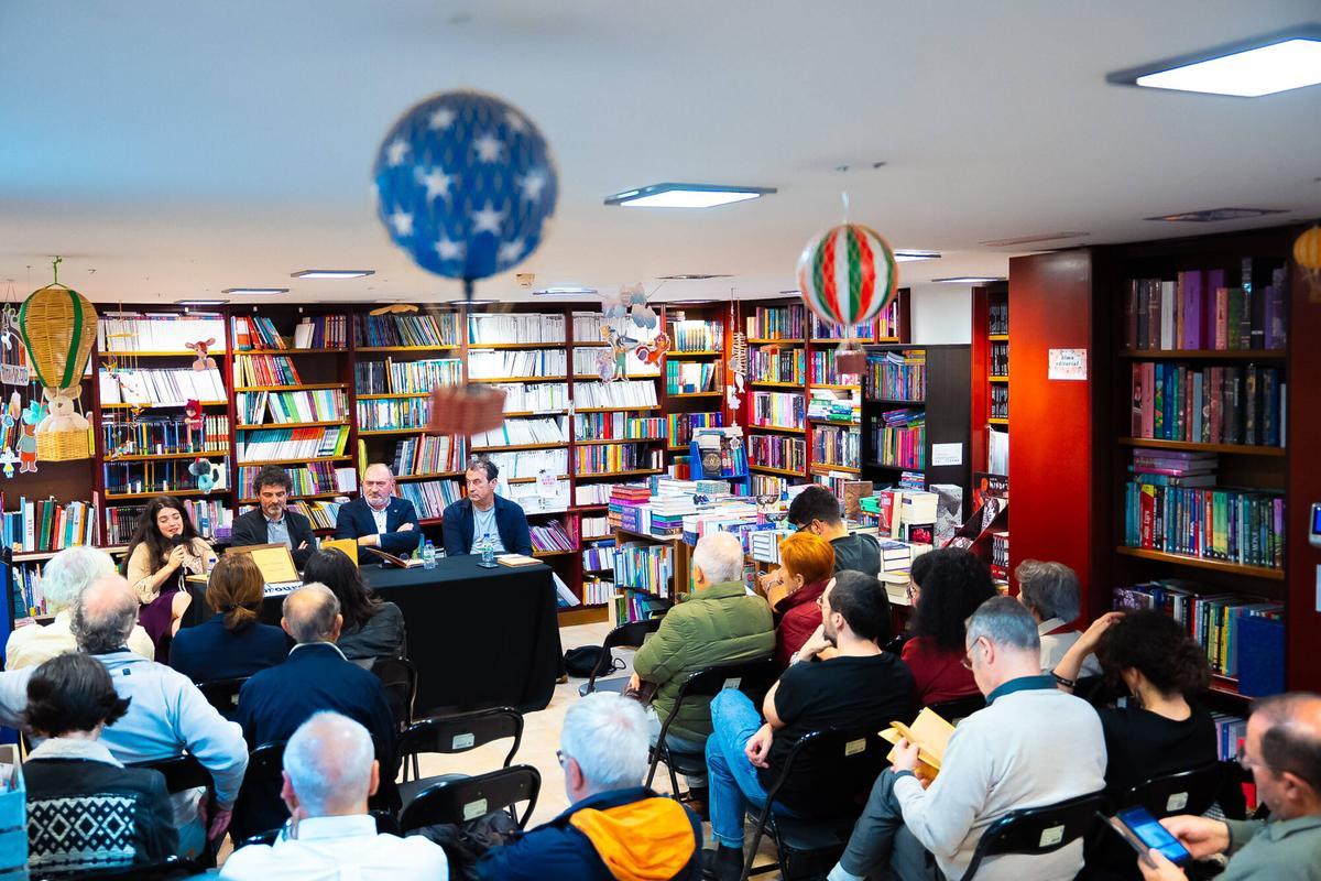 Librería Librouro. Presentación de la 50 edición de un libro de Xosé Luis Méndez Ferrín con varios participantes
