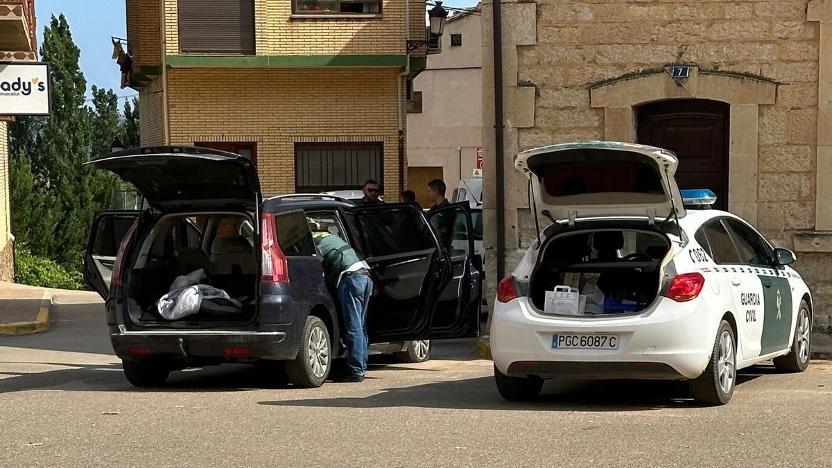 La Guardia Civil inspecciona el vehículo en el que llegó el herido a Castellote.