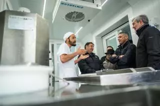 Visita de Clavijo a la primera quesería portátil, en Artenara