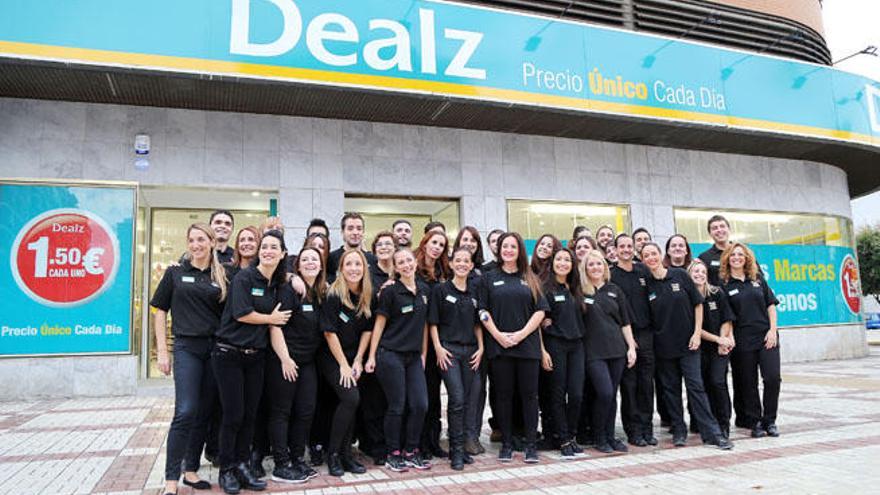 Los empleados posaron a las puertas de la tienda.