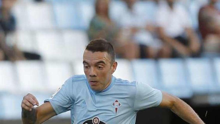 Iago Aspas conduce el balón en un partido en Vigo. // Jose Lores