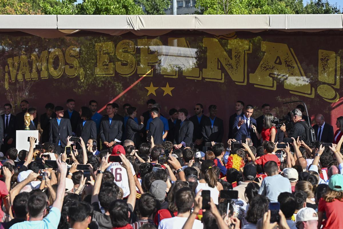 Pedro Sánchez junto a los jugadores de la selección española en el Palacio de la Moncloa