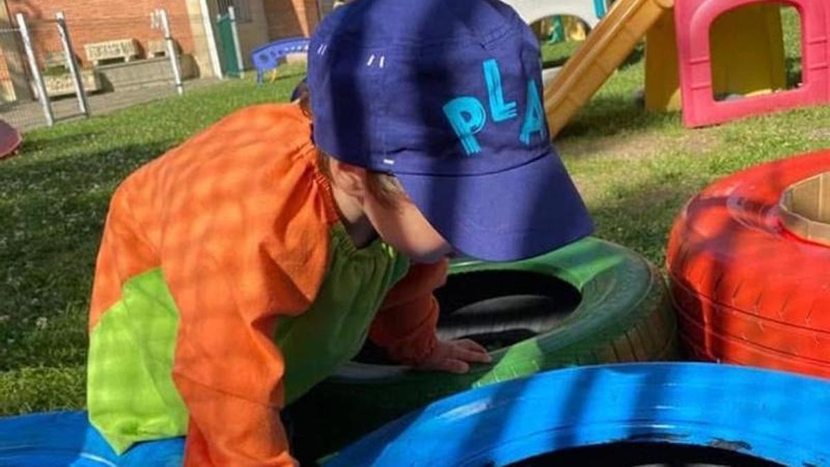 Un niño juega en el Centro de Educación Infantil Bosque Ternura de Zaragoza.