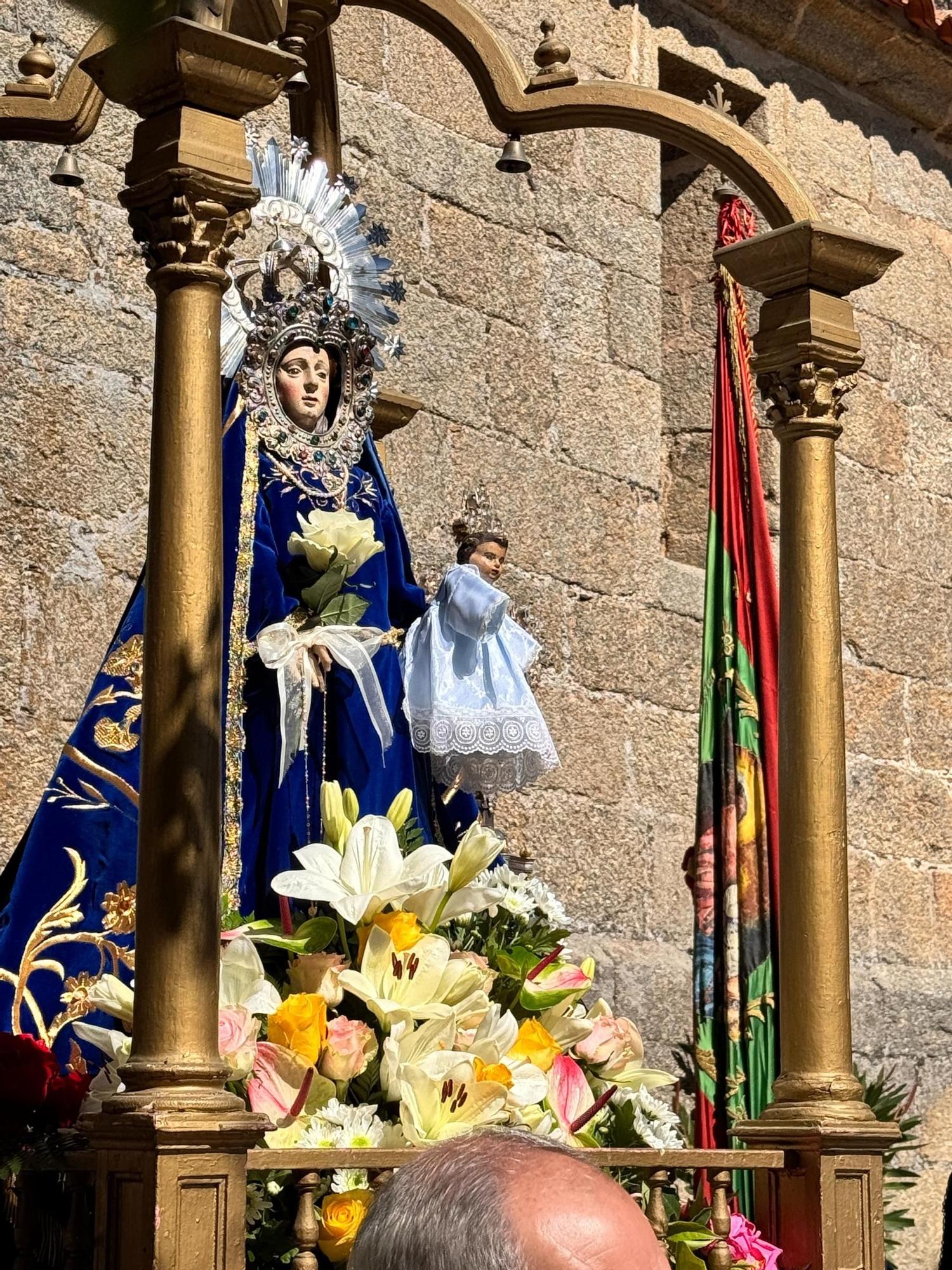 Villadepera honra a la Virgen del Rosario