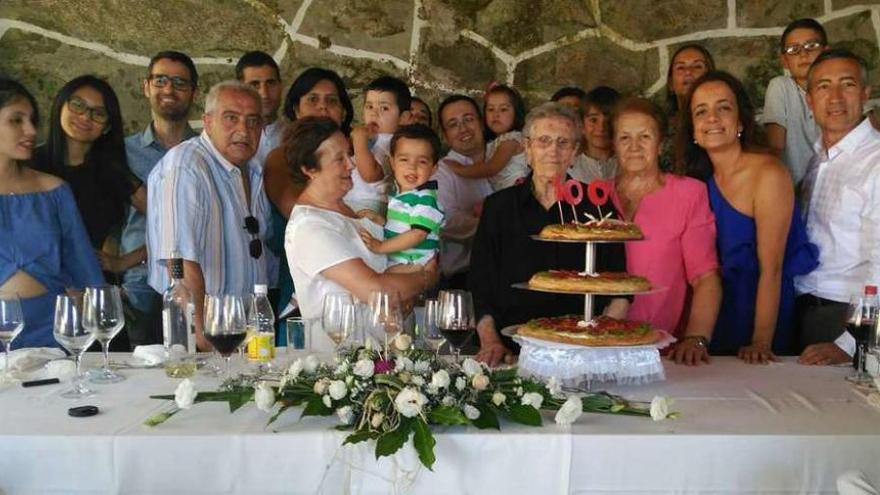 La centenaria Diamantina Domínguez celebró su siglo de vida con su familia. // D.P.