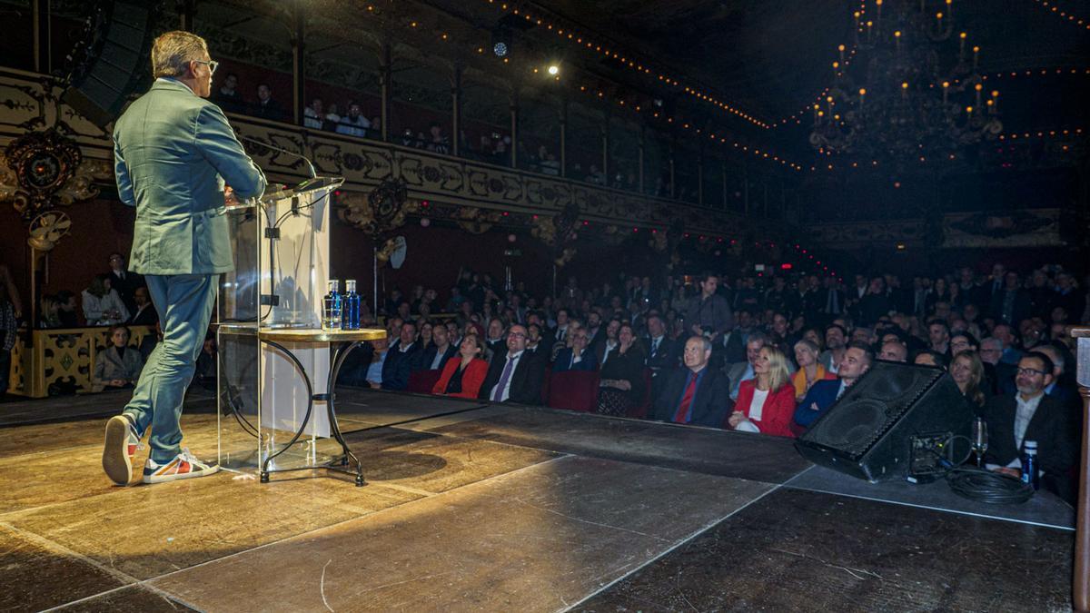 Izaguirre, durante su discurso en la abarrotada sala La Paloma, en presencia de alcaldables, autoridades, artistas y empresarios de la restauración y otros sectores.