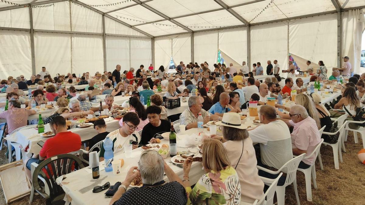 Comida popular en Ferroñes, en las últimas fiestas de la localidad.