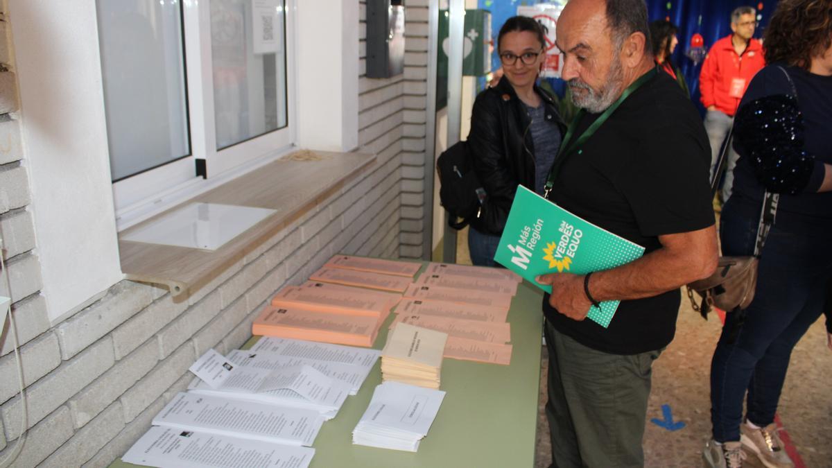 El candidato de Verdes Equo-Más Lorca a la Alcaldía, Pepe Rufete, examinando la mesa con las papeletas del colegio de San José donde faltaban las de su formación.