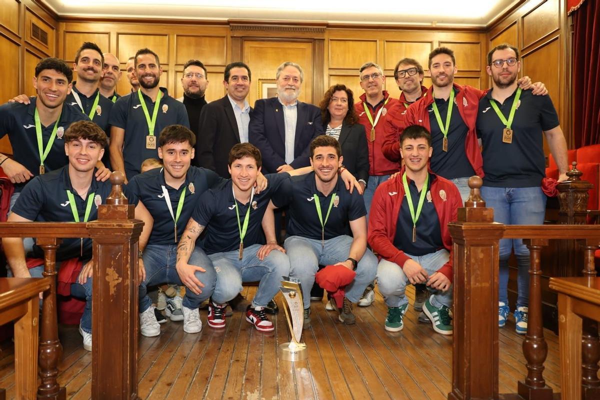 El equipo lució orgulloso su trofeo