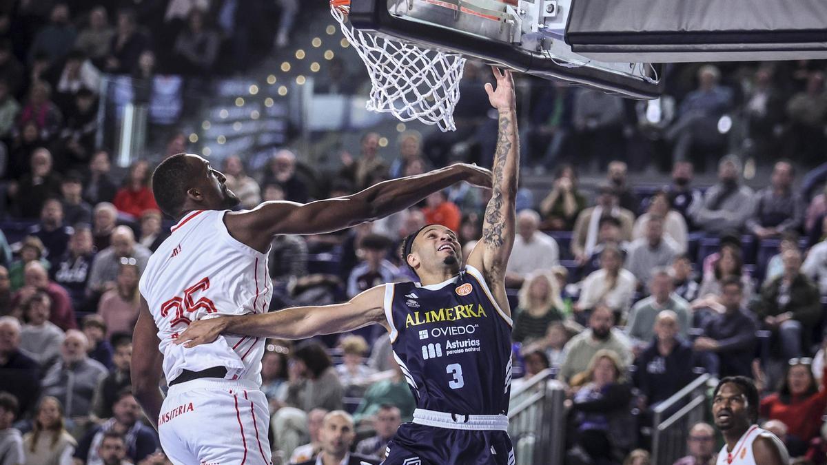 Todas las imágenes del Palacio de los Deportes: mates, charanga y victoria del Alimerka Oviedo Baloncesto ante el Ourense