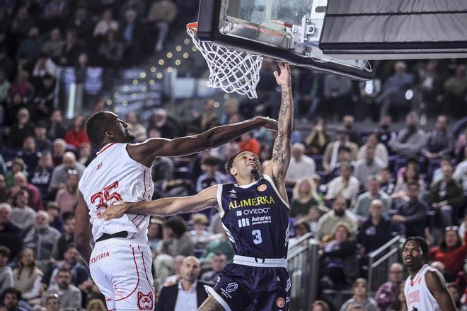 Todas las imágenes del Palacio de los Deportes: mates, charanga y victoria del Alimerka Oviedo Baloncesto ante el Ourense