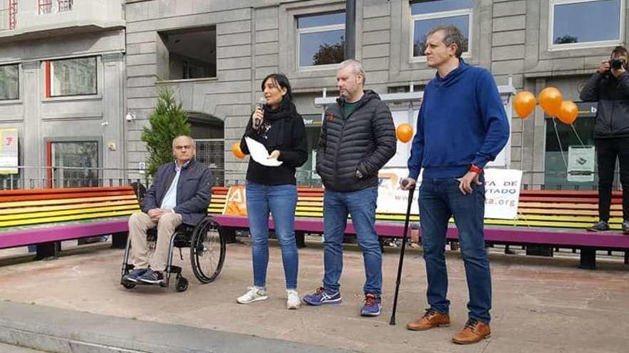 Gregorio del Campo, a la izquierda, junto a Gema Rodríguez, de la Fundación Avata de ayuda al accidentado, y otras dos víctimas, durante la conmemoración del Día Mundial de las Víctimas de Tráfico el pasado 18 de noviembre.