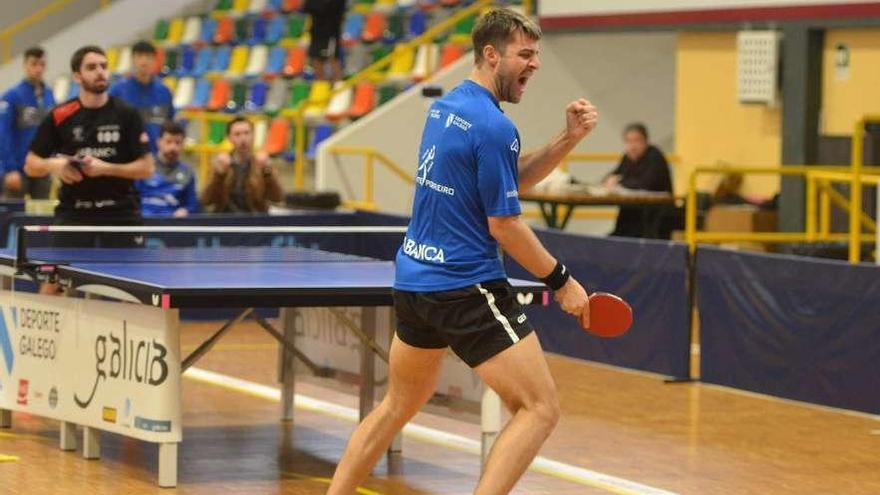 Nicolás Galvano celebrando un punto durante un partido del Monte Porreiro. // Gustavo Santos