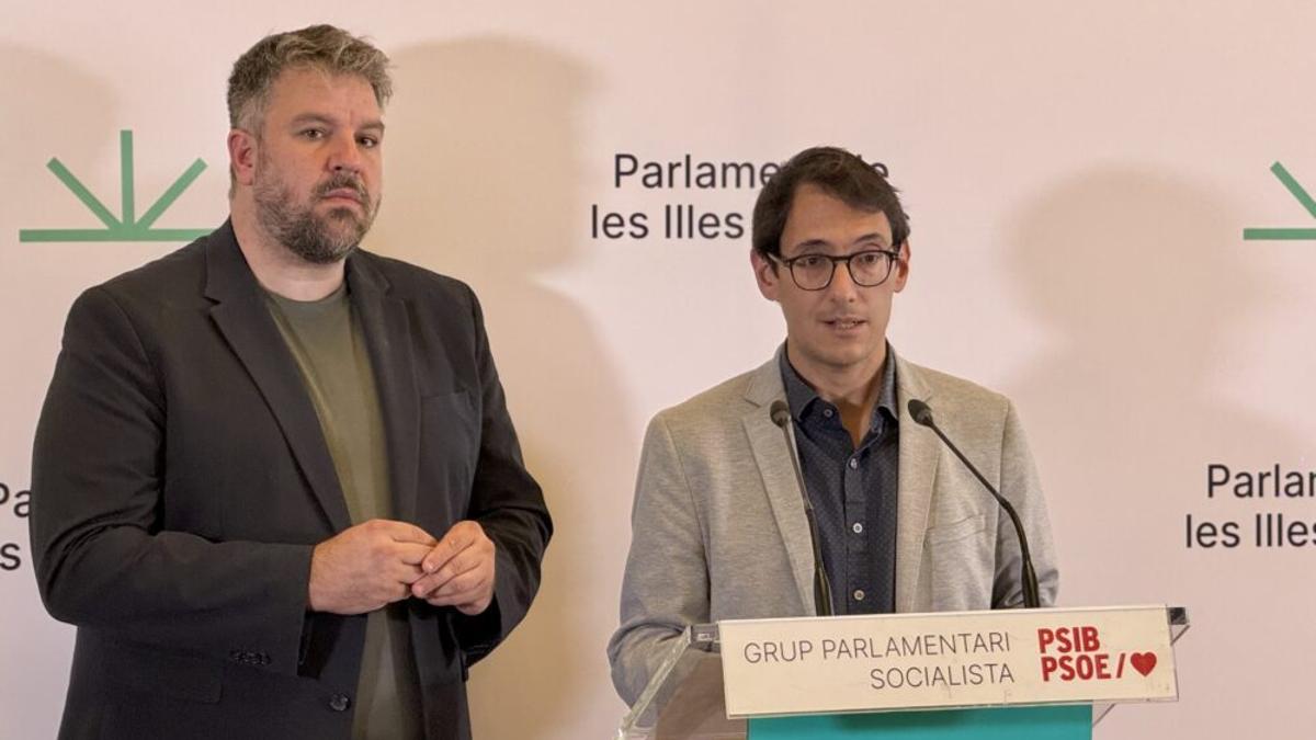 El portavoz del PSIB-PSOE, Iago Negueruela, junto al portavoz de Més per Mallorca, Lluís Apesteguia