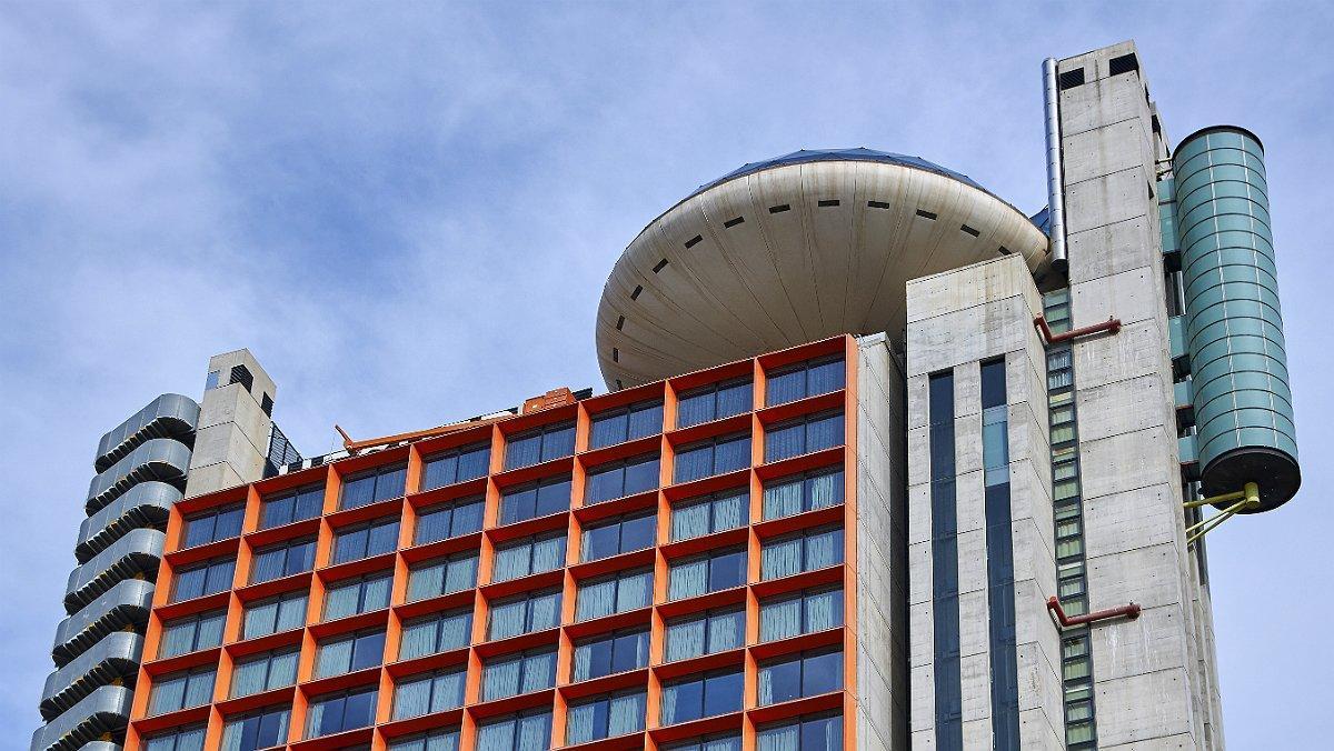 hyatt-regency-barcelona-tower-facade