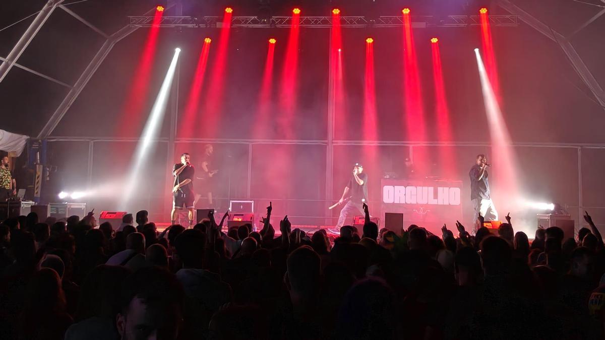 Gran afluencia en el escenario de las jaimas.