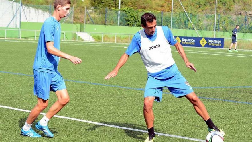 Capi presionado por Pablo durante un entrenamiento en Príncipe Felipe. // Rafa Vázquez