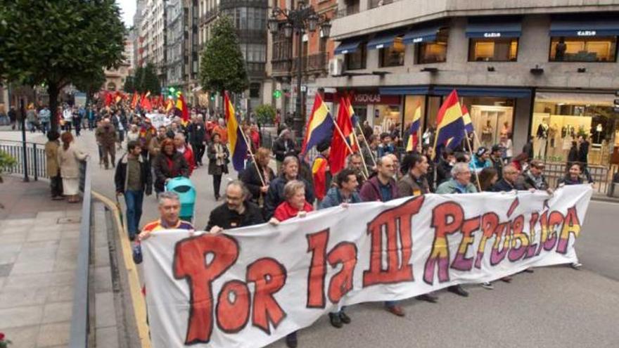 Manifestantes, en la marcha por la III República.