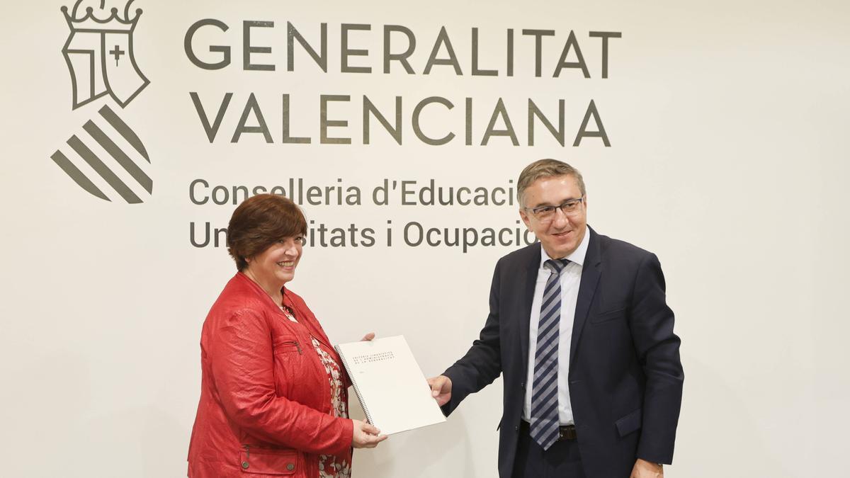 El conseller Rovira entrega el borrador del nuevo modelo a la presidenta de la AVL, Verònica Cantó.