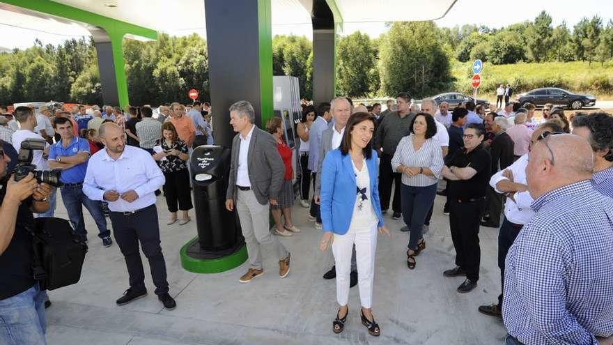 Políticos y miembros de la cooperativa, durante la inauguración de la gasolinera en 2018. // Bernabé/J. Lalín