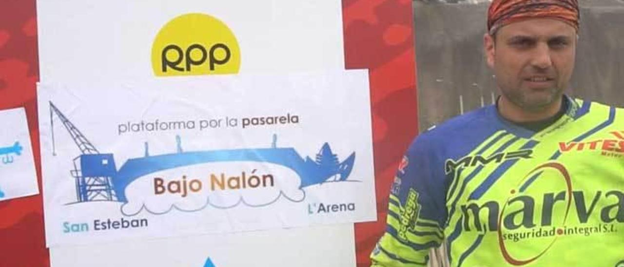 Javier Álvarez posa junto a uno de los carteles reivindicativos de la pasarela que le acompañaron en su aventura peruana.