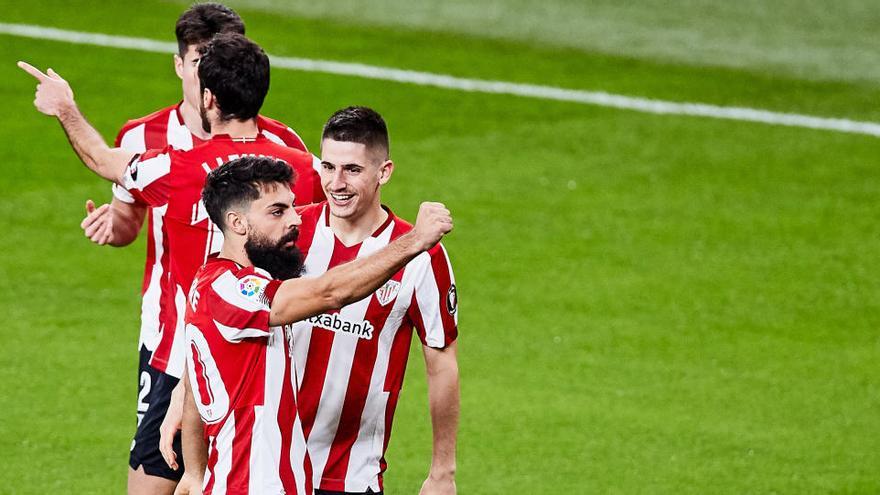 Los jugadores del Athletic celebran e primer gol ante el Granada.