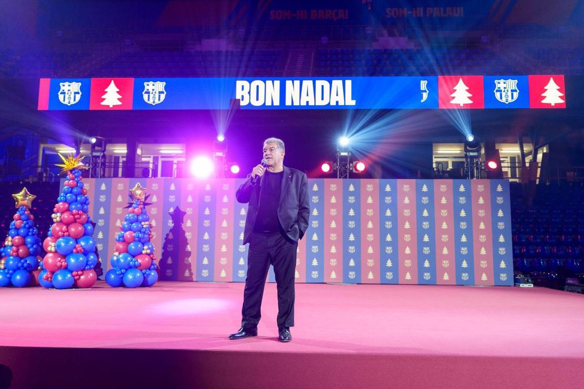 Joan Laporta, desde el escenario erigido en el Palau Blaugrana, se dirige a los empleados del Barça.
