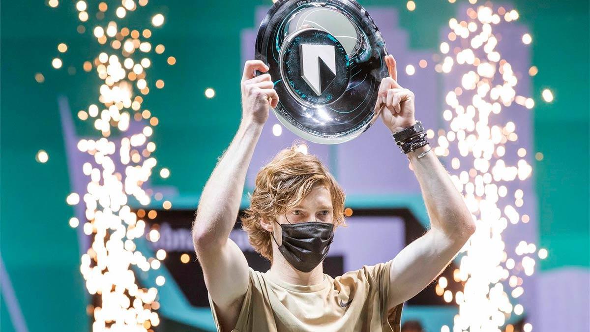 Rublev posando con el título en Rotterdam