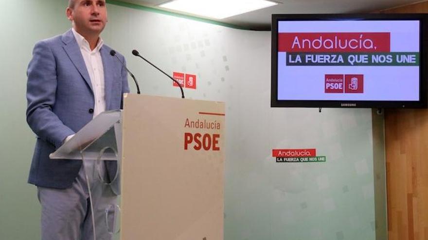 Paco Conejo ofrece una rueda de prensa en la sede del Psoe