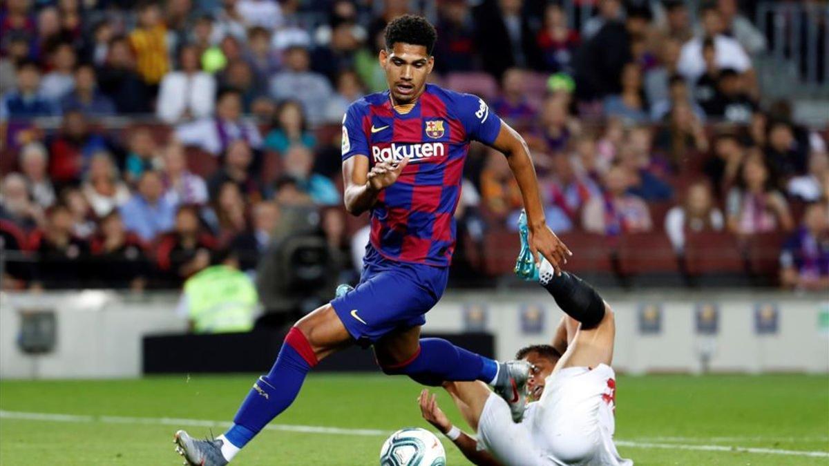 Ronald Araujo disputando un balón en su debut ante el Sevilla