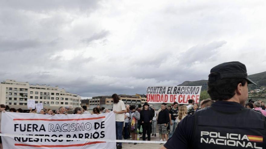 La policía blinda las dos concentraciones convocadas por el centro de menores tutelados de La Florida: los vecinos anuncian acciones judiciales si el Principado sigue adelante con esta ubicación