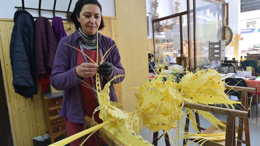 Así preparan los talleres de Elche la palma blanca de cara a Semana Santa