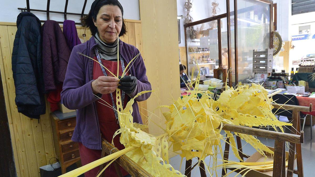 Así preparan los talleres de Elche la palma blanca de cara a Semana Santa